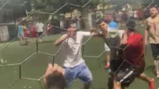 Un hombre irrumpió a tiros en una pelea de jóvenes en una canchita de zona oeste