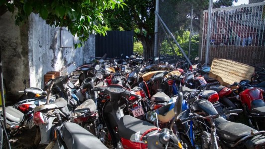 El Gobierno de Santa Fe llevó a cabo este viernes un nuevo operativo de retiro de vehículos en la Comisaría 12