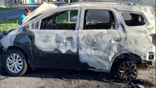 Incendiaron un auto en Dean Funes y Crespo: los restos fueron saqueados