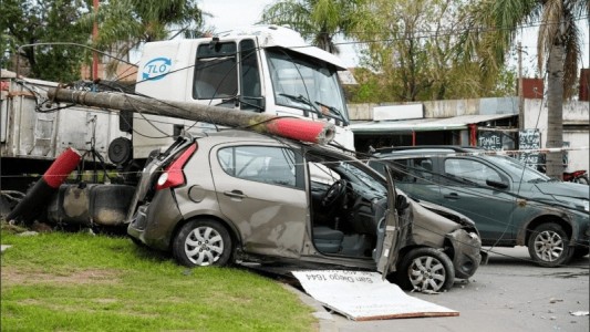 Siniestro en Villa Gobernador Gálvez: un camión chocó a dos vehículos detenidos en el semáforo