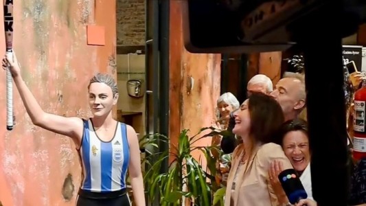 Escultura de Luciana Aymar en Rosario: un homenaje a su legado deportivo