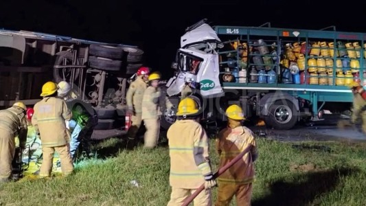 Choque entre camiones en la autopista a Santa Fe: rescatan a un conductor atrapado