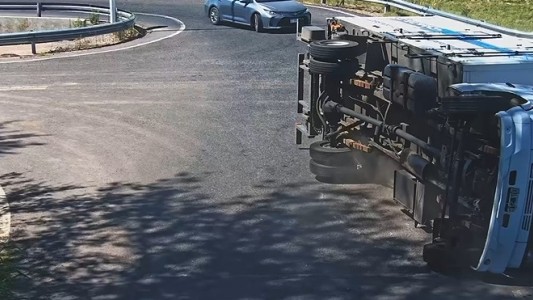 Volcó un camión en la entrada del Mangrullo en Funes: fue detectado por la Central de Monitoreo Municipal