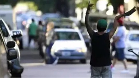 Extorsiones de cuidacoches: la provincia promete más controles en el parque a la Bandera e insta a llamar al 911