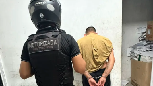 Robó un auto en pleno centro, lo detuvieron e intentó fugarse