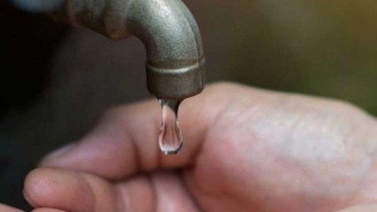 Baja presión de agua en zona oeste: cuáles son los barrios afectados este martes