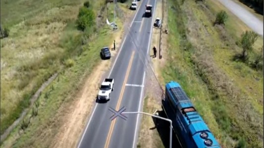 Siniestro vial en la Ruta N° 18: una camioneta detuvo su marcha sobre las vías y un tren la embistió