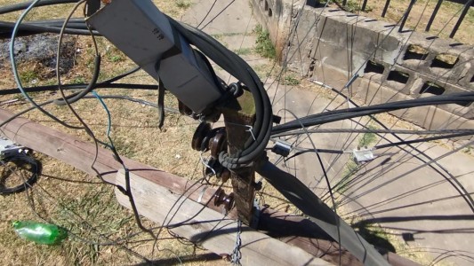 Un camión arrancó dos columnas de luz y dejó a los vecinos sin luz e internet