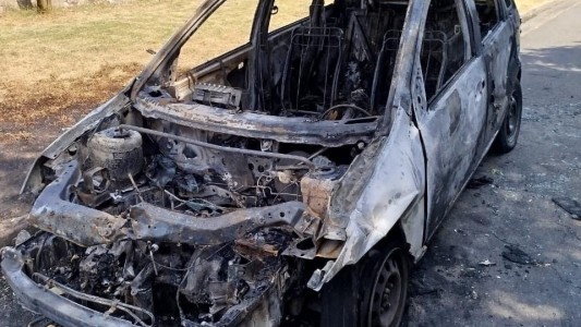 Auto incendiado en zona oeste: investigan si se trata de un ataque intencional