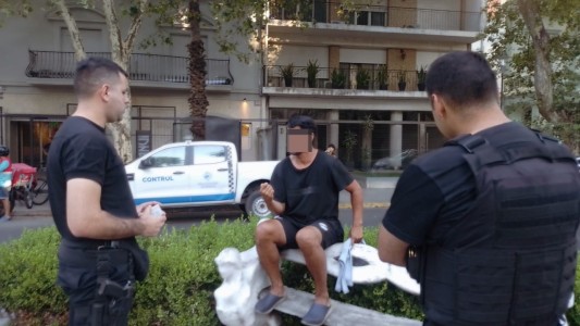 Video: detuvieron a un cuidacoches por agredir al personal policial