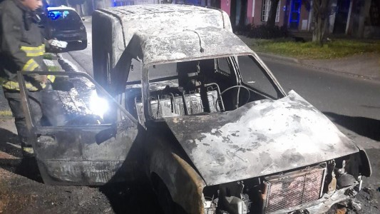 Un incendio destruyó una camioneta en barrio Belgrano: no se registraron heridos