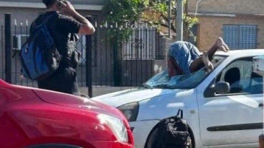 Un ciclista de 14 años quedó incrustado en el parabrisas tras ser embestido por un auto