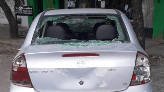 Renunció a su trabajo y destrozó su propio auto a palazos