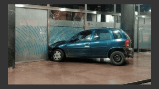 Condenaron al conductor que subió a la peatonal y embistió el frente del Banco Nación