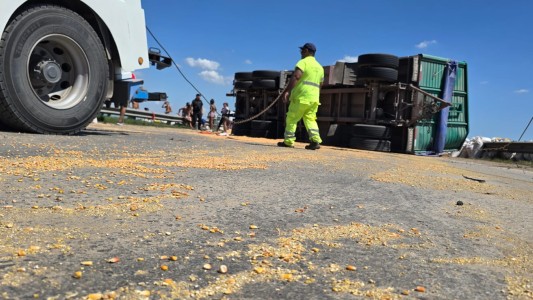 Volcó un camión con maíz en la autopista y saquearon la carga