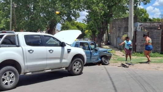 Violento choque entre una camioneta y un Fiat Uno, en el que viajaban tres niños