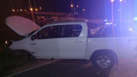 Un menor conducía una camioneta: hubo choques, heridos y quedó detenido