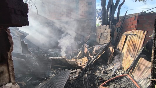 Grave incendio en una vivienda de pasillo: vecinos ayudaron a apagar el fuego