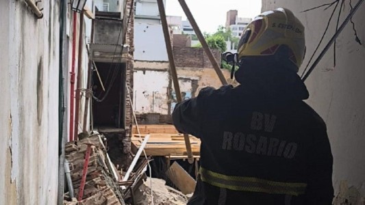 Derrumbe de una obra en construcción por la tormenta: evacúan a cinco personas