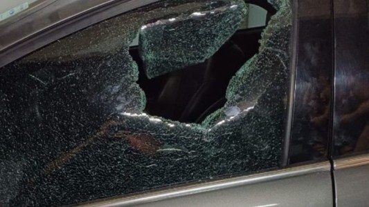 Una nena quedó encerrada en un auto y tuvieron que rescatarla