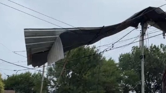 Un techo de chapa voló y quedó suspendido sobre cables desde la tormenta pasada