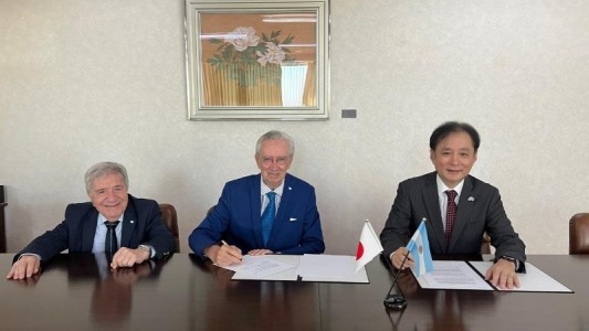 La embajada de Japón donará al hospital Centenario equipos para intervenciones complejas