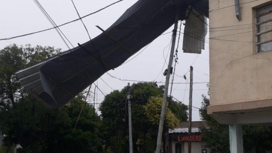 Peligro latente: se voló un techo de chapa y cuelga de cables hace una semana