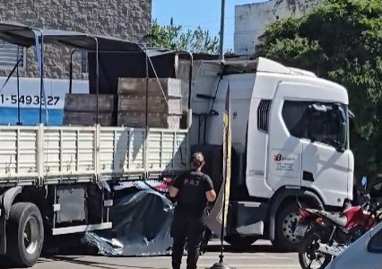 Un camión impactó contra una joven mientras manejaba su bicicleta y perdióla vida