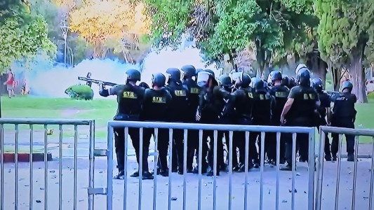 Violencia desbordada tras el clásico rosarino: 7 policías heridos y 17 patrulleros dañados