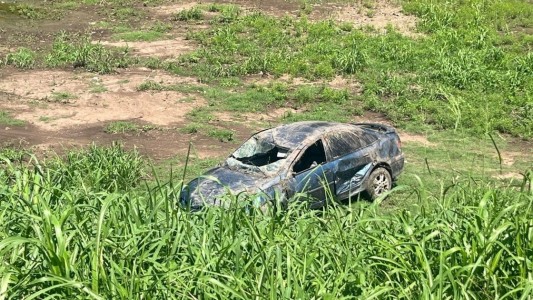 Encontraron un auto abandonado y chocado a la vera de la autopista Rosario-Santa Fe