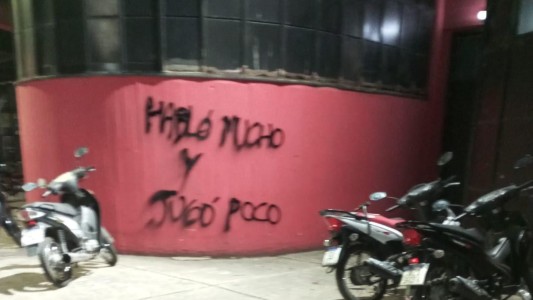 Críticas a Maxi Rodríguez: pintadas contra el ídolo en medio de la crisis de Newell's