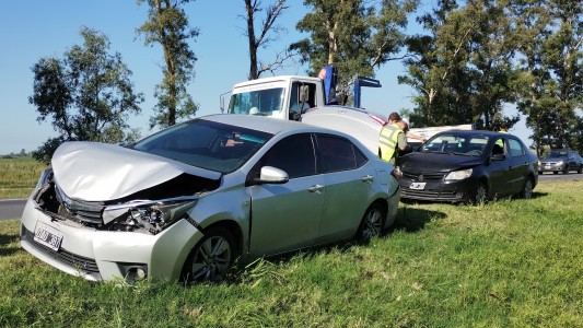 Doble choque en cadena: seis vehículos involucrados
