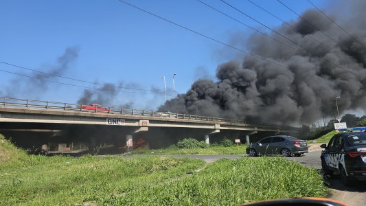 Se produjo un incendio en la zona de av.del Rosario al 600 debajo de un puente