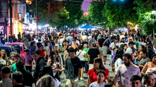 Primera "Noche en mi Barrio" 2025: diversión y música en Fisherton