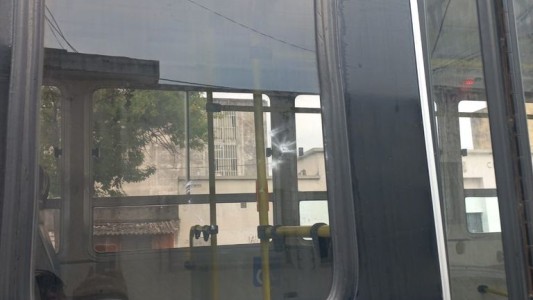 Quedó preso el hombre que apedreó un colectivo luego de que no lo dejaran subir sin pagar