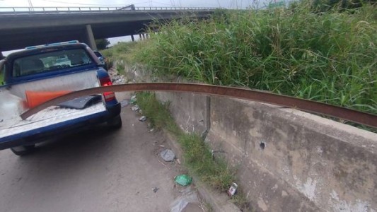 Detuvieron a dos hombres por tratar de robarse un riel de ferrocarril en zona sudoeste