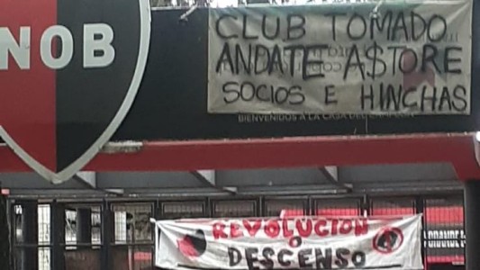 Crisis en Newell’s: continúa la “toma” del club en reclamo por la renuncia de Astore
