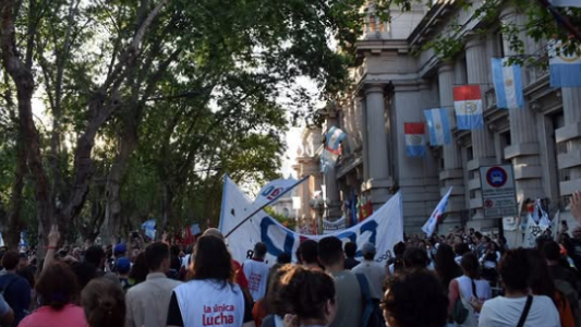 Paro en la UNR por falta de negociación salarial