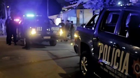 Un motociclista baleó a un joven con orden de captura