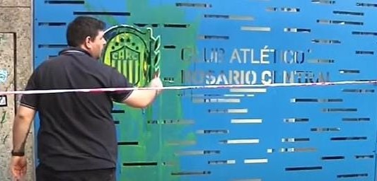 Disturbios y provocaciones tras el empate de Newell's: balas de gomas y la sede de Central vandalizada