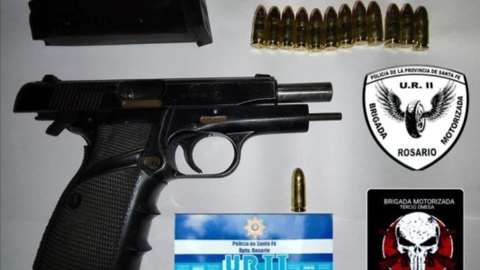 Detuvieron a un hombre con dos pistolas y recuperaron una moto robada