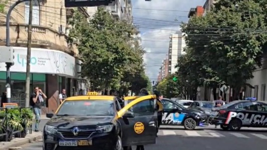 Un taxista atropelló a dos peatones: uno quedó atrapado debajo del vehículo