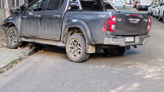 Se explotó una llanta de su camioneta y chocó contra un árbol