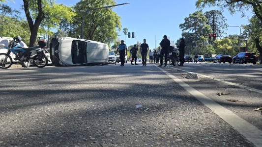 Volcó una camioneta y provocó un choque en cadena