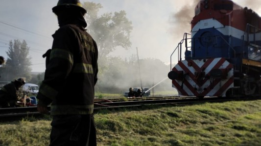 Se incendió una locomotora de NCA en las inmediaciones de Azcuénaga y Maradona