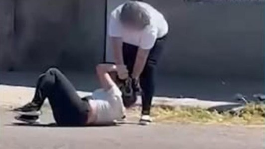 A las piñas a la salida de la escuela: dos adolescentes involucradas