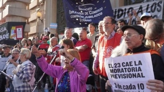 Fuerte reclamo de jubilados de Rosario en la plaza San Martín junto a organizaciones sociales