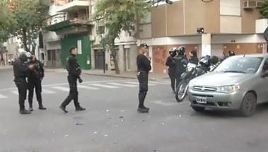 Fuerte choque entre una moto y un auto: el motociclista fue hospitalizado