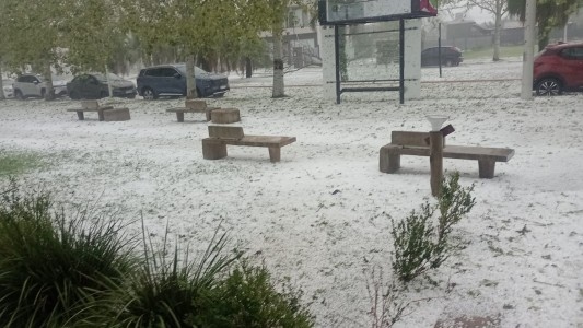 Fuerte temporal en la región: calles cubiertas por granizo y graves daños