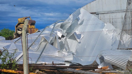 Voló el techo de una casa tras el fuerte temporal: los vientos superaron los 110 km/h